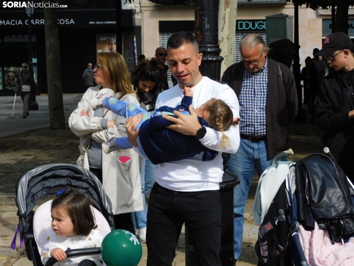 Fotos: Los m&aacute;s peque&ntilde;os celebran las fiestas del Casco Viejo con un pasacalles y cabezudos