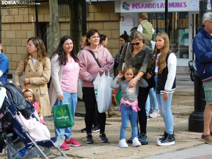 Fotos: Los m&aacute;s peque&ntilde;os celebran las fiestas del Casco Viejo con un pasacalles y cabezudos