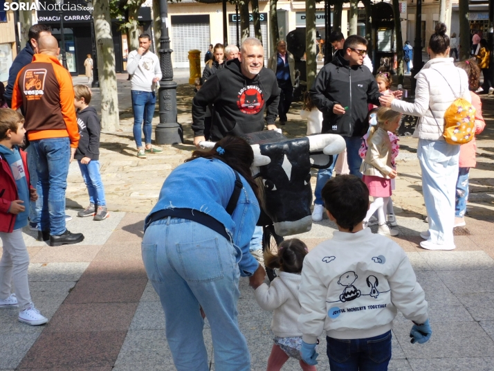 Fotos: Los m&aacute;s peque&ntilde;os celebran las fiestas del Casco Viejo con un pasacalles y cabezudos