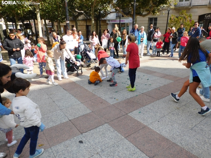 Fotos: Los m&aacute;s peque&ntilde;os celebran las fiestas del Casco Viejo con un pasacalles y cabezudos