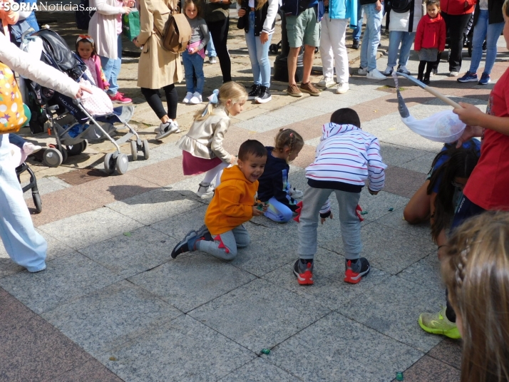 Fotos: Los m&aacute;s peque&ntilde;os celebran las fiestas del Casco Viejo con un pasacalles y cabezudos