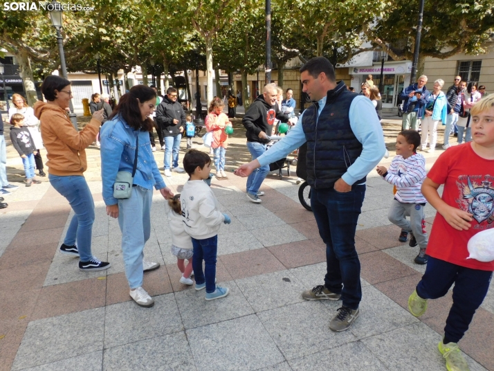 Fotos: Los m&aacute;s peque&ntilde;os celebran las fiestas del Casco Viejo con un pasacalles y cabezudos