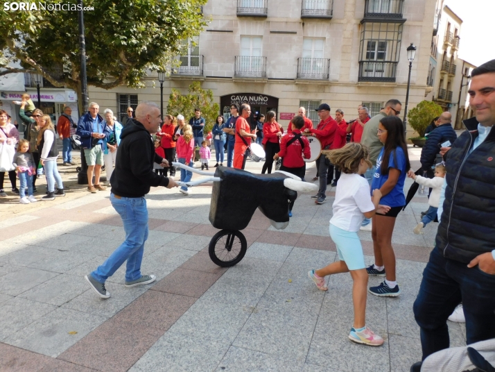 Fotos: Los m&aacute;s peque&ntilde;os celebran las fiestas del Casco Viejo con un pasacalles y cabezudos