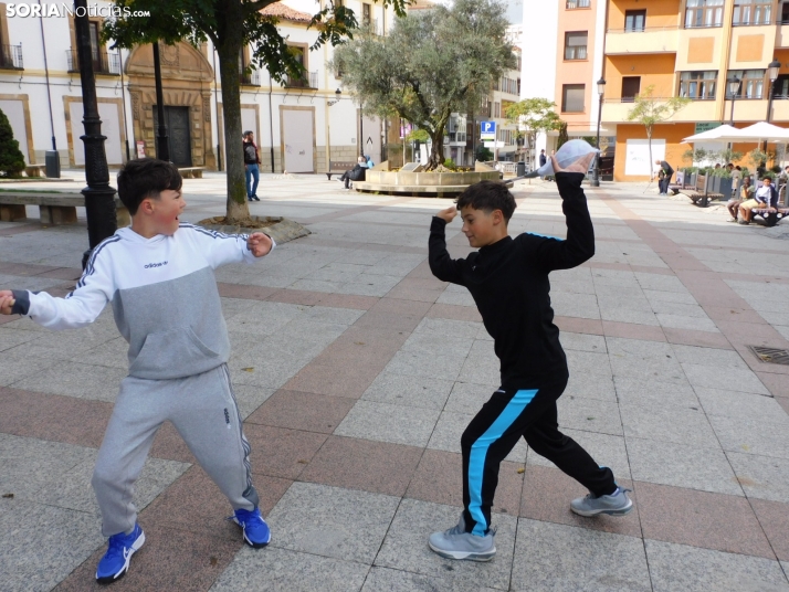 Fotos: Los m&aacute;s peque&ntilde;os celebran las fiestas del Casco Viejo con un pasacalles y cabezudos