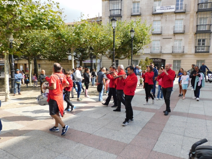 Fotos: Los m&aacute;s peque&ntilde;os celebran las fiestas del Casco Viejo con un pasacalles y cabezudos