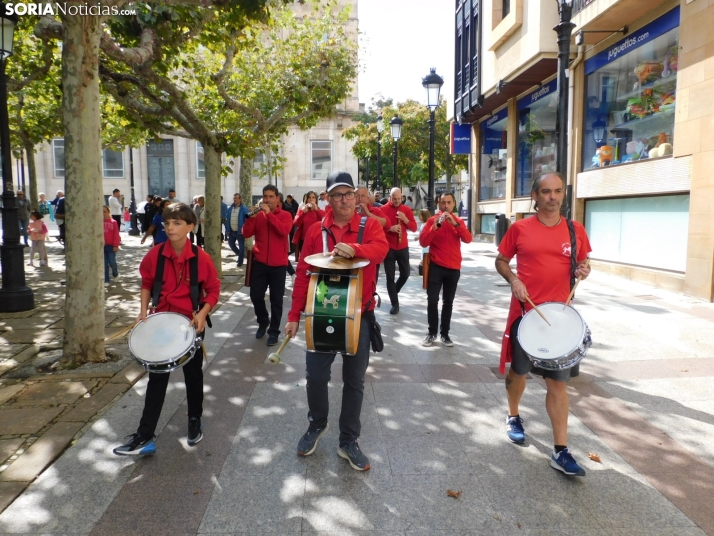 Fotos: Los m&aacute;s peque&ntilde;os celebran las fiestas del Casco Viejo con un pasacalles y cabezudos