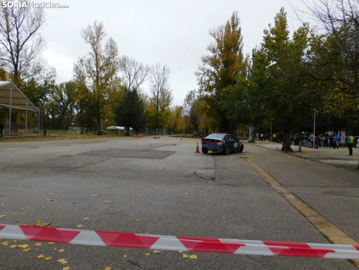 GALER&Iacute;A | Decenas de coches queman rueda y hacen rugir sus motores en el I Slalom de Almaz&aacute;n