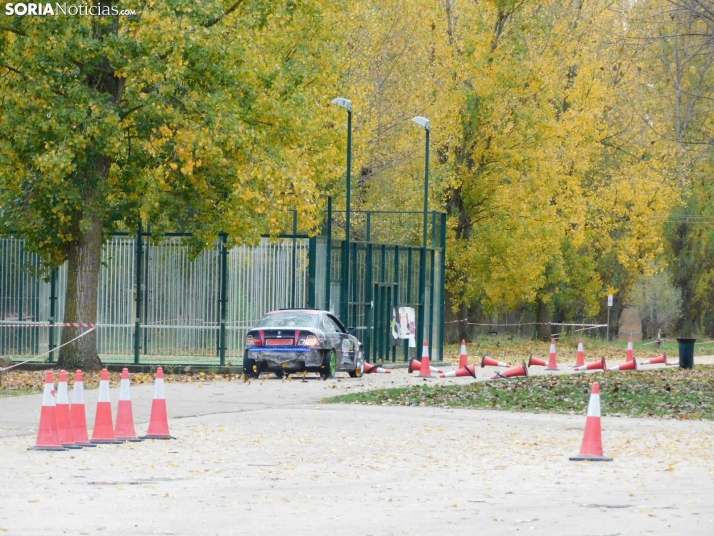 GALER&Iacute;A | Decenas de coches queman rueda y hacen rugir sus motores en el I Slalom de Almaz&aacute;n