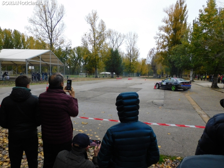 GALER&Iacute;A | Decenas de coches queman rueda y hacen rugir sus motores en el I Slalom de Almaz&aacute;n