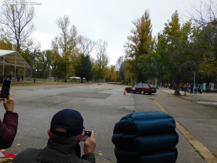 GALER&Iacute;A | Decenas de coches queman rueda y hacen rugir sus motores en el I Slalom de Almaz&aacute;n