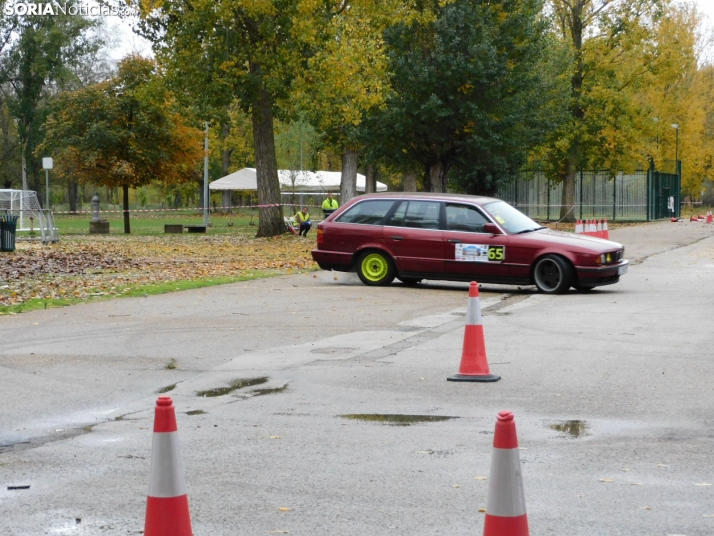 GALER&Iacute;A | Decenas de coches queman rueda y hacen rugir sus motores en el I Slalom de Almaz&aacute;n