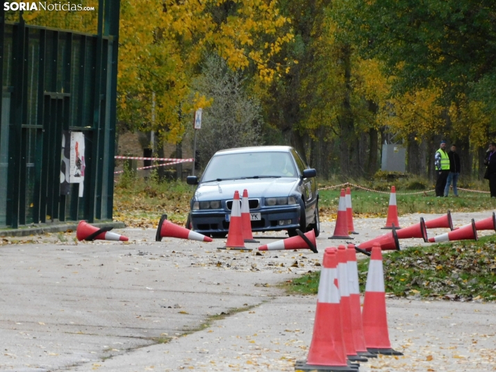 GALER&Iacute;A | Decenas de coches queman rueda y hacen rugir sus motores en el I Slalom de Almaz&aacute;n