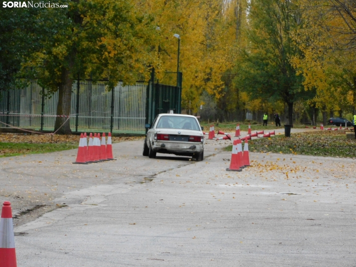 GALER&Iacute;A | Decenas de coches queman rueda y hacen rugir sus motores en el I Slalom de Almaz&aacute;n