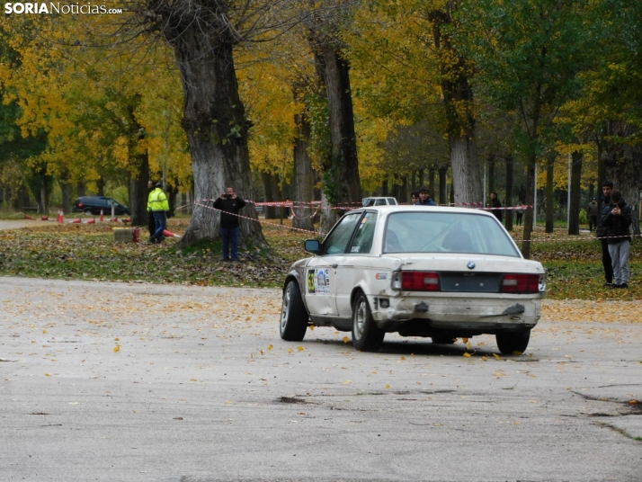 GALER&Iacute;A | Decenas de coches queman rueda y hacen rugir sus motores en el I Slalom de Almaz&aacute;n