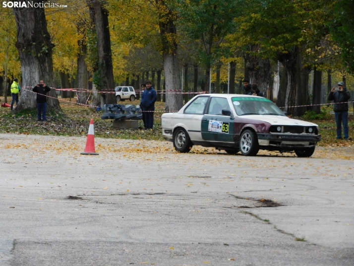 GALER&Iacute;A | Decenas de coches queman rueda y hacen rugir sus motores en el I Slalom de Almaz&aacute;n