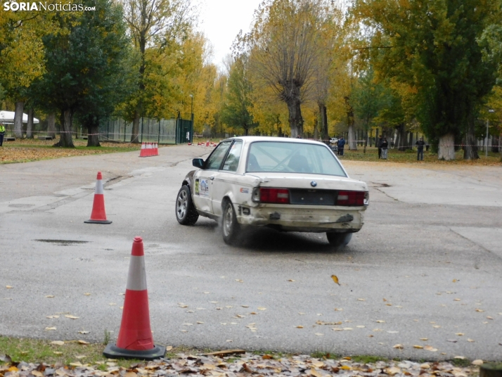 GALER&Iacute;A | Decenas de coches queman rueda y hacen rugir sus motores en el I Slalom de Almaz&aacute;n