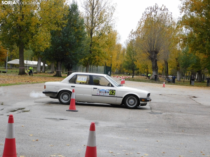 GALER&Iacute;A | Decenas de coches queman rueda y hacen rugir sus motores en el I Slalom de Almaz&aacute;n