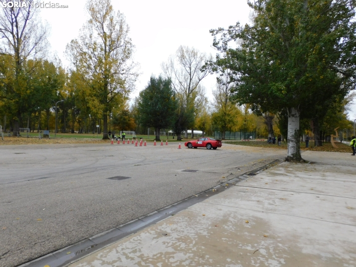 GALER&Iacute;A | Decenas de coches queman rueda y hacen rugir sus motores en el I Slalom de Almaz&aacute;n