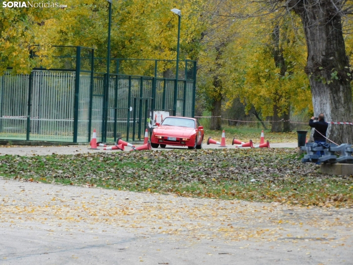 GALER&Iacute;A | Decenas de coches queman rueda y hacen rugir sus motores en el I Slalom de Almaz&aacute;n