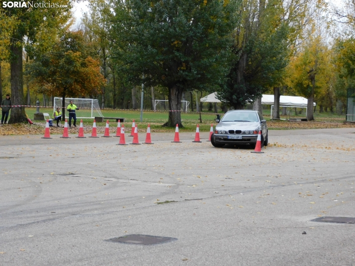 GALER&Iacute;A | Decenas de coches queman rueda y hacen rugir sus motores en el I Slalom de Almaz&aacute;n