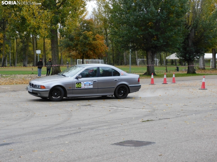 GALER&Iacute;A | Decenas de coches queman rueda y hacen rugir sus motores en el I Slalom de Almaz&aacute;n