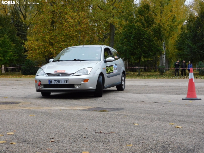 GALER&Iacute;A | Decenas de coches queman rueda y hacen rugir sus motores en el I Slalom de Almaz&aacute;n