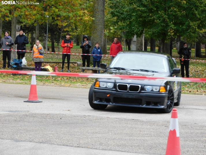 GALER&Iacute;A | Decenas de coches queman rueda y hacen rugir sus motores en el I Slalom de Almaz&aacute;n