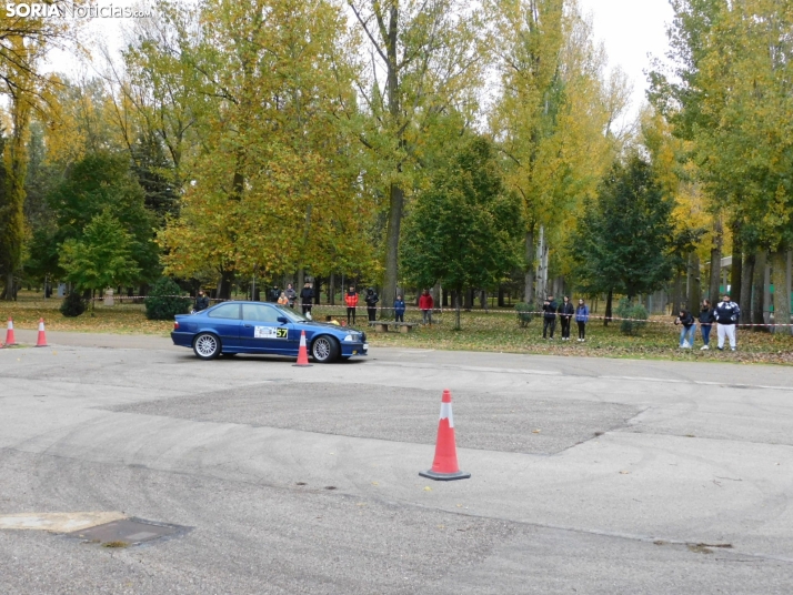 GALER&Iacute;A | Decenas de coches queman rueda y hacen rugir sus motores en el I Slalom de Almaz&aacute;n