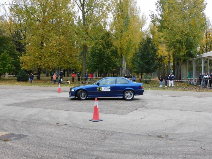 GALER&Iacute;A | Decenas de coches queman rueda y hacen rugir sus motores en el I Slalom de Almaz&aacute;n