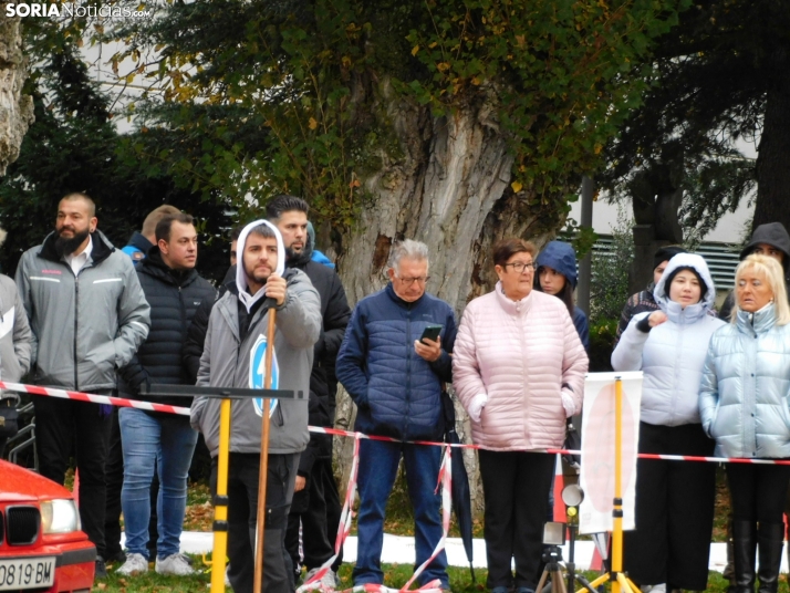 GALER&Iacute;A | Decenas de coches queman rueda y hacen rugir sus motores en el I Slalom de Almaz&aacute;n