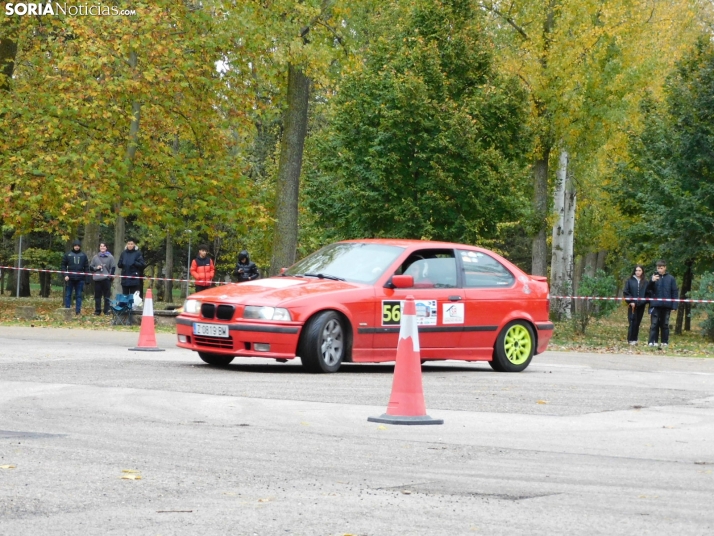 GALER&Iacute;A | Decenas de coches queman rueda y hacen rugir sus motores en el I Slalom de Almaz&aacute;n