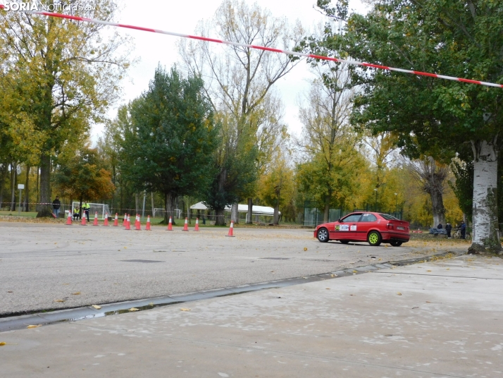 GALER&Iacute;A | Decenas de coches queman rueda y hacen rugir sus motores en el I Slalom de Almaz&aacute;n