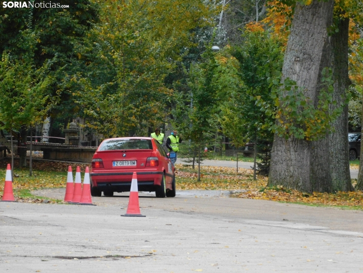 GALER&Iacute;A | Decenas de coches queman rueda y hacen rugir sus motores en el I Slalom de Almaz&aacute;n