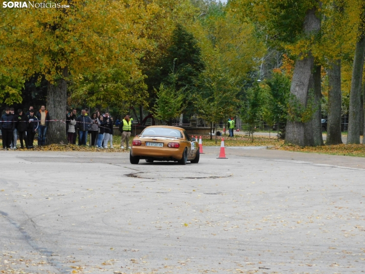 GALER&Iacute;A | Decenas de coches queman rueda y hacen rugir sus motores en el I Slalom de Almaz&aacute;n