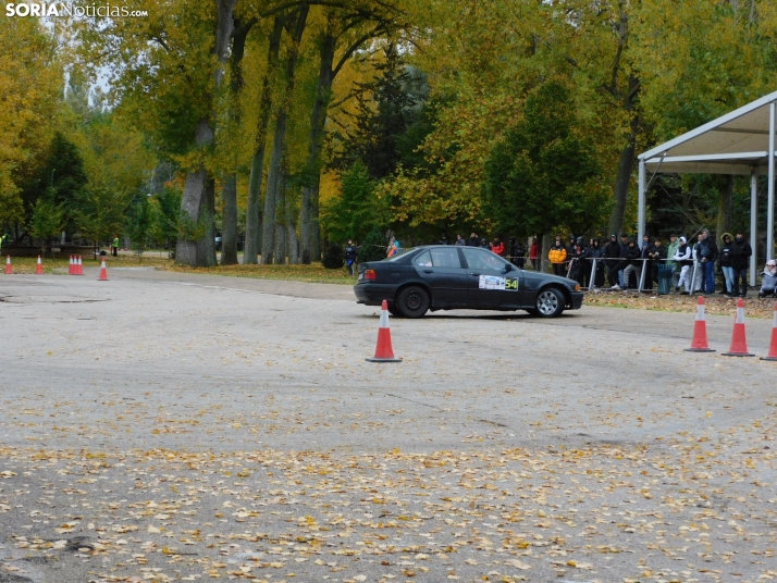 GALER&Iacute;A | Decenas de coches queman rueda y hacen rugir sus motores en el I Slalom de Almaz&aacute;n