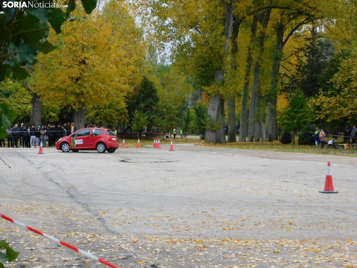 GALER&Iacute;A | Decenas de coches queman rueda y hacen rugir sus motores en el I Slalom de Almaz&aacute;n