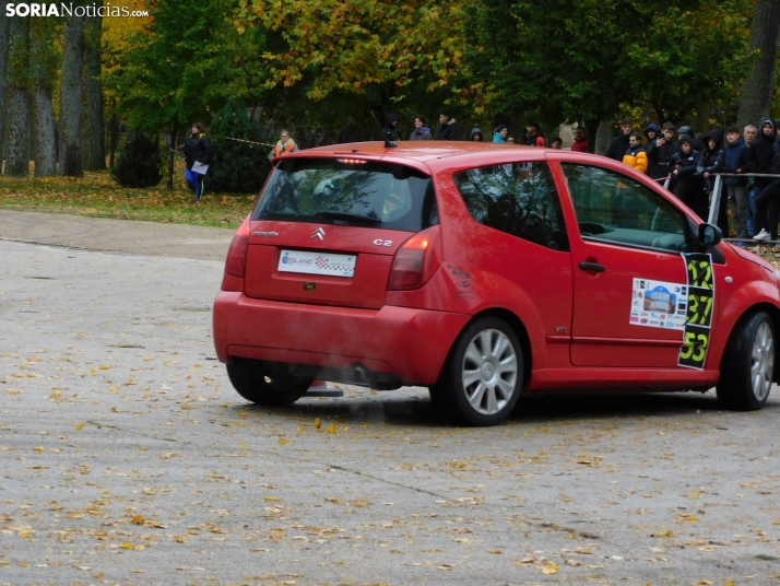 GALER&Iacute;A | Decenas de coches queman rueda y hacen rugir sus motores en el I Slalom de Almaz&aacute;n