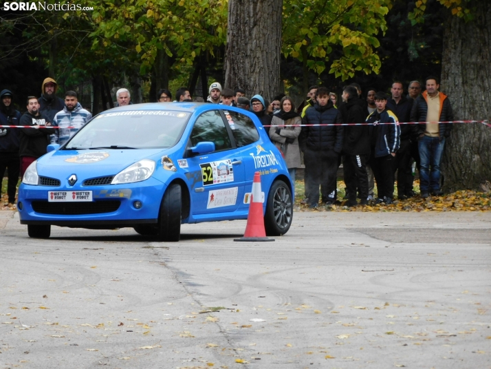 GALER&Iacute;A | Decenas de coches queman rueda y hacen rugir sus motores en el I Slalom de Almaz&aacute;n