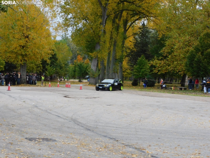 GALER&Iacute;A | Decenas de coches queman rueda y hacen rugir sus motores en el I Slalom de Almaz&aacute;n