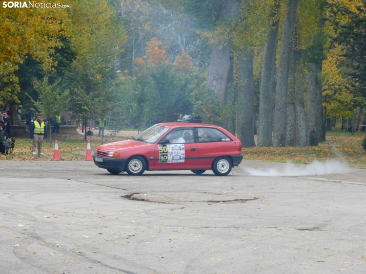 GALER&Iacute;A | Decenas de coches queman rueda y hacen rugir sus motores en el I Slalom de Almaz&aacute;n