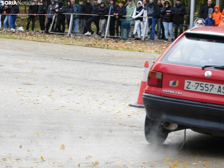 GALER&Iacute;A | Decenas de coches queman rueda y hacen rugir sus motores en el I Slalom de Almaz&aacute;n