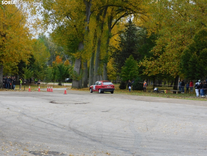 GALER&Iacute;A | Decenas de coches queman rueda y hacen rugir sus motores en el I Slalom de Almaz&aacute;n