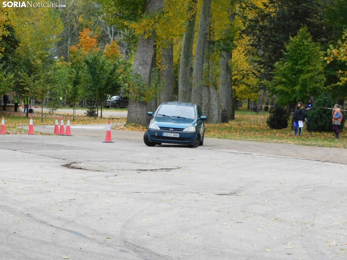 GALER&Iacute;A | Decenas de coches queman rueda y hacen rugir sus motores en el I Slalom de Almaz&aacute;n