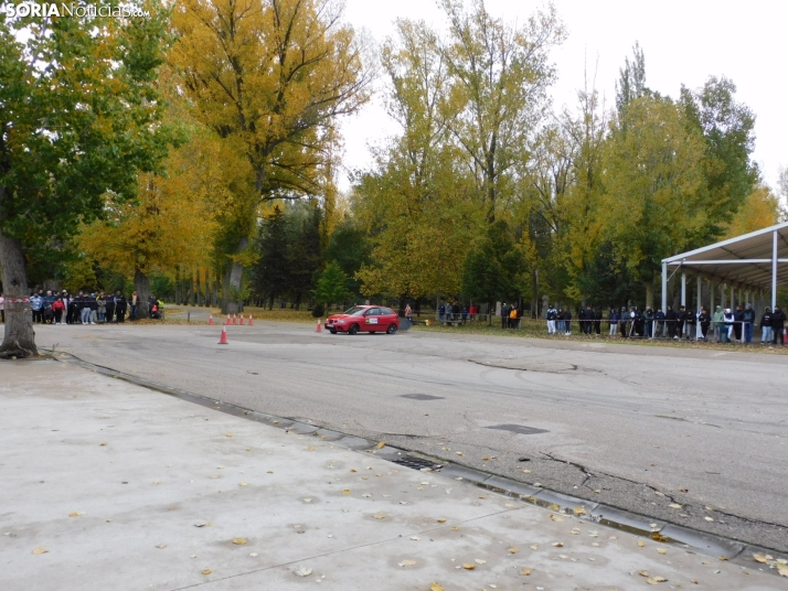 GALER&Iacute;A | Decenas de coches queman rueda y hacen rugir sus motores en el I Slalom de Almaz&aacute;n