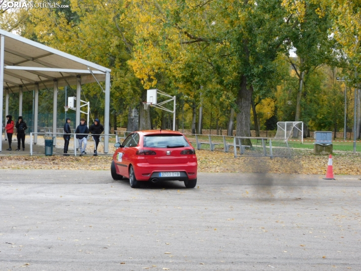 GALER&Iacute;A | Decenas de coches queman rueda y hacen rugir sus motores en el I Slalom de Almaz&aacute;n