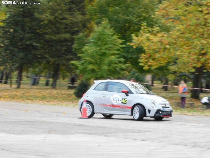 GALER&Iacute;A | Decenas de coches queman rueda y hacen rugir sus motores en el I Slalom de Almaz&aacute;n