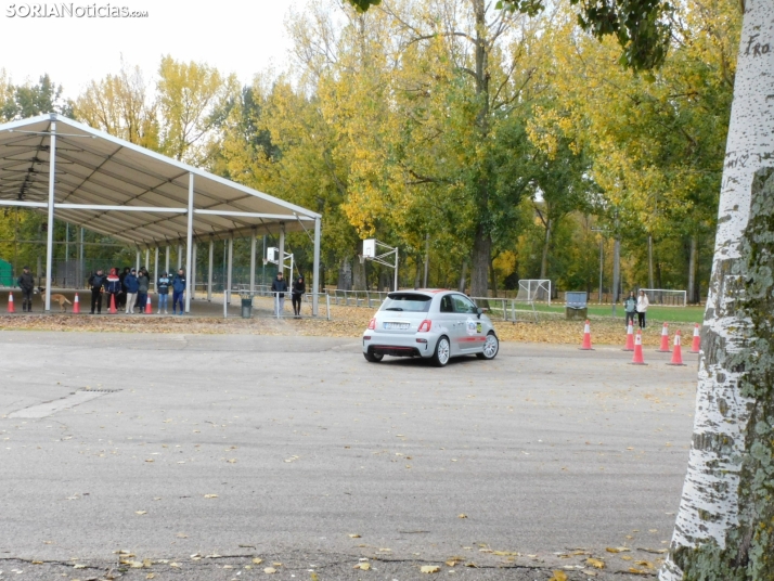 GALER&Iacute;A | Decenas de coches queman rueda y hacen rugir sus motores en el I Slalom de Almaz&aacute;n