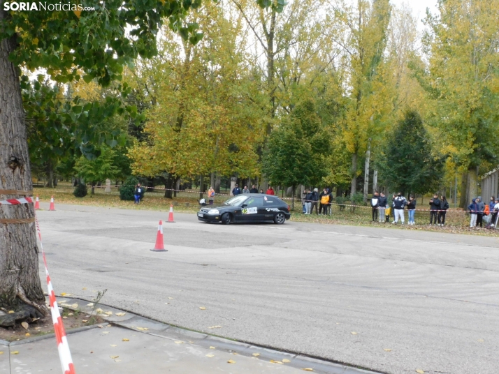 GALER&Iacute;A | Decenas de coches queman rueda y hacen rugir sus motores en el I Slalom de Almaz&aacute;n