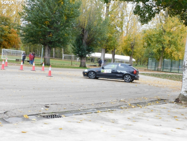 GALER&Iacute;A | Decenas de coches queman rueda y hacen rugir sus motores en el I Slalom de Almaz&aacute;n