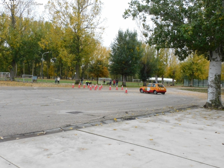 GALER&Iacute;A | Decenas de coches queman rueda y hacen rugir sus motores en el I Slalom de Almaz&aacute;n